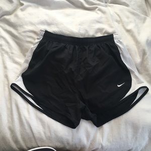 NIKE MEDIUM SHORTS